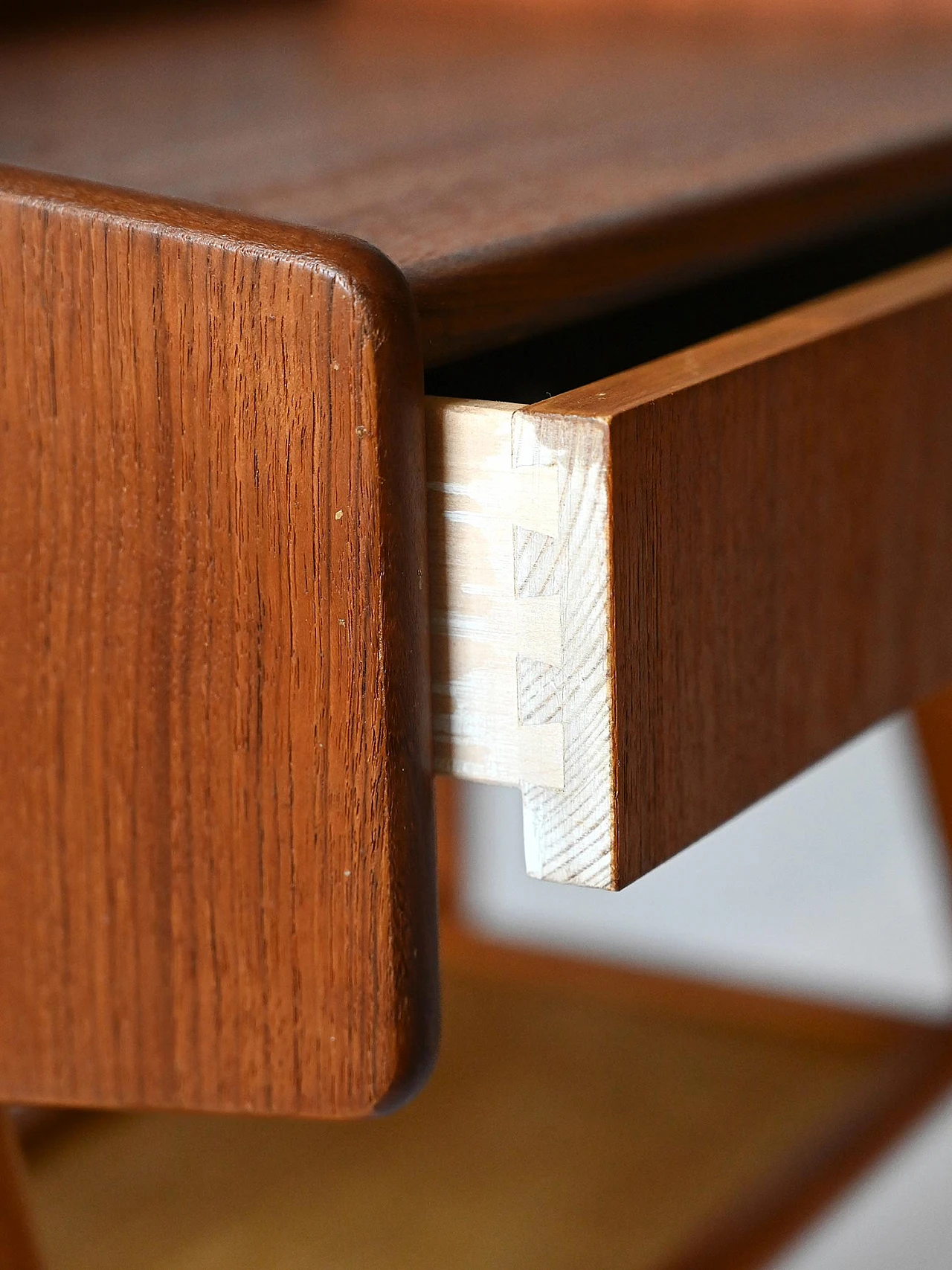 Scandinavian bedside table in teak and rattan 9