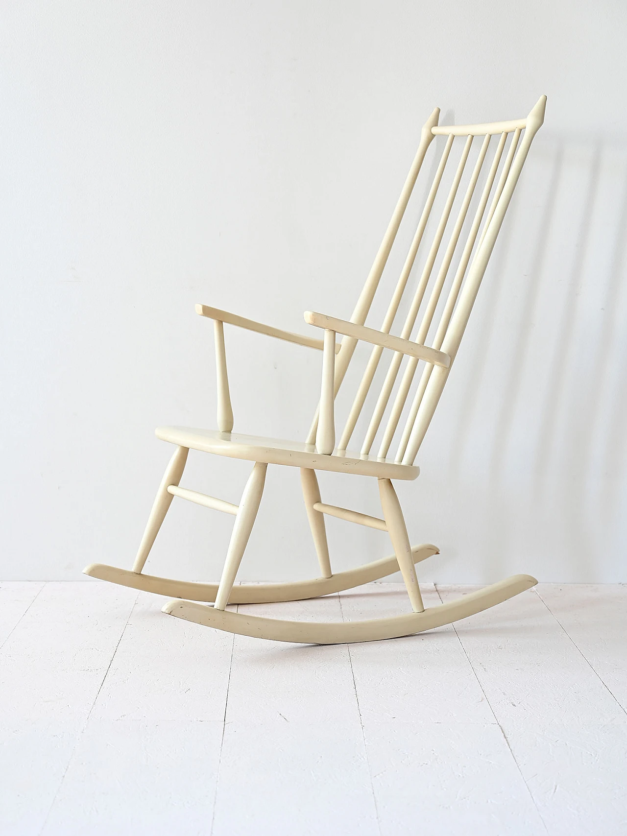 Shabby rocking chair 1