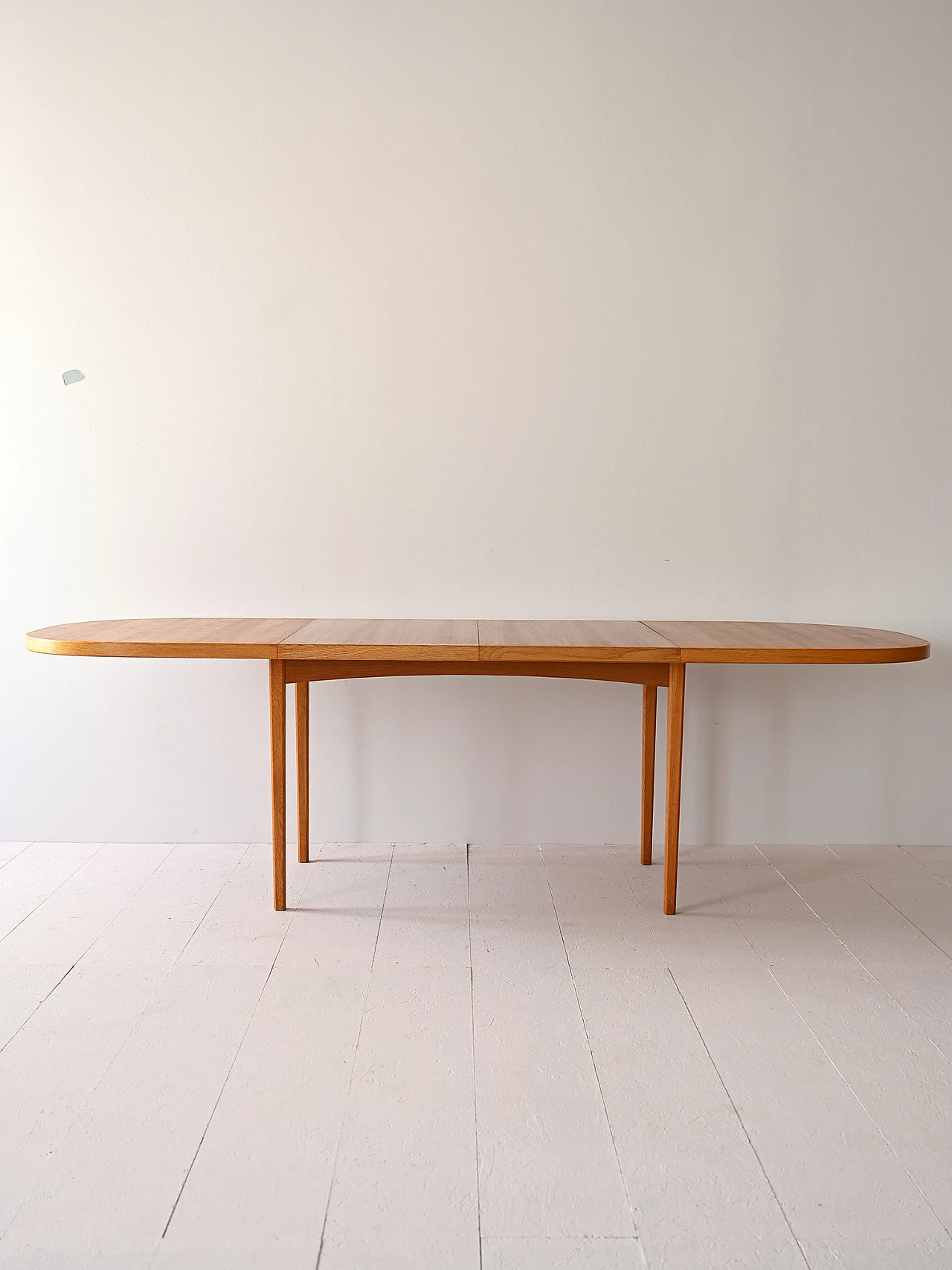 Extendable Scandinavian oval table 2