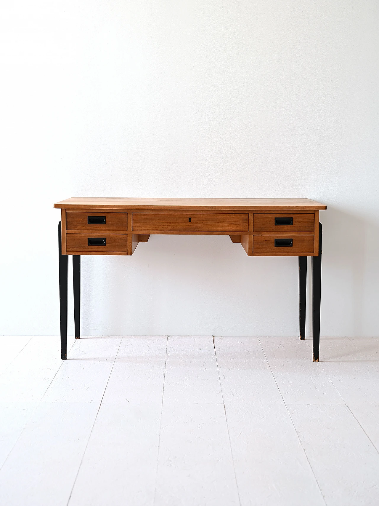 Scandinavian desk with black legs 1