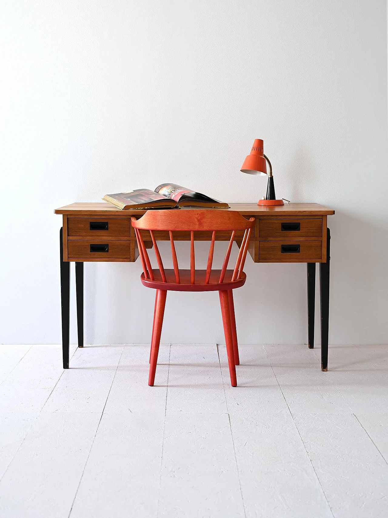 Scandinavian desk with black legs 2