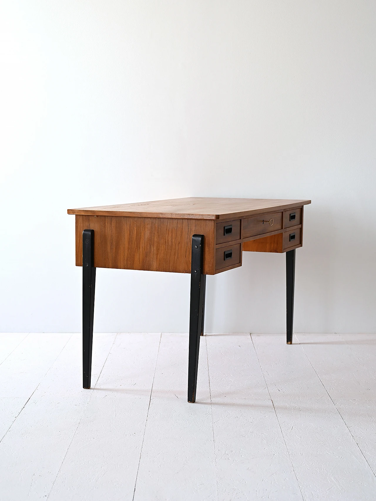 Scandinavian desk with black legs 3