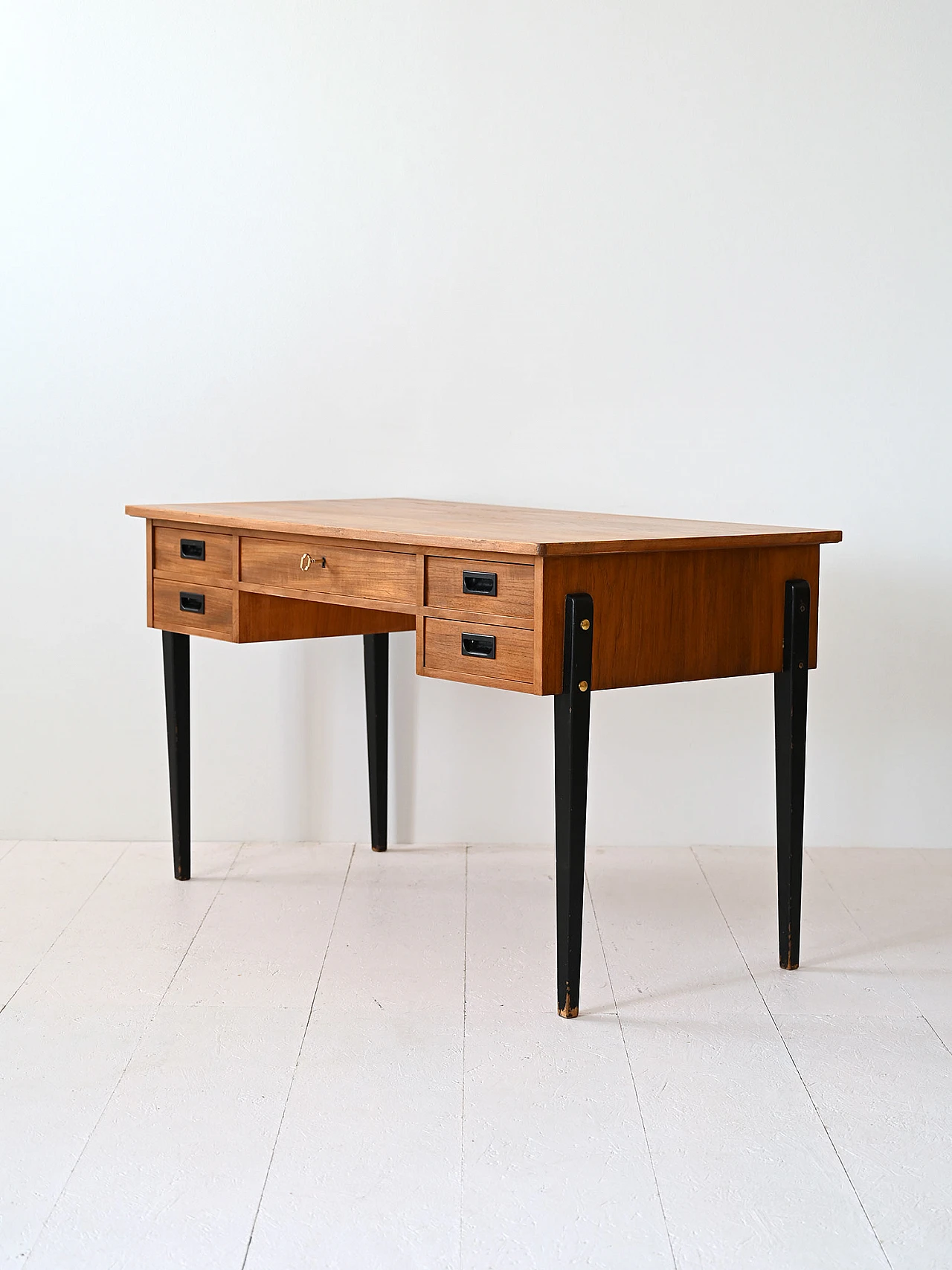 Scandinavian desk with black legs 4