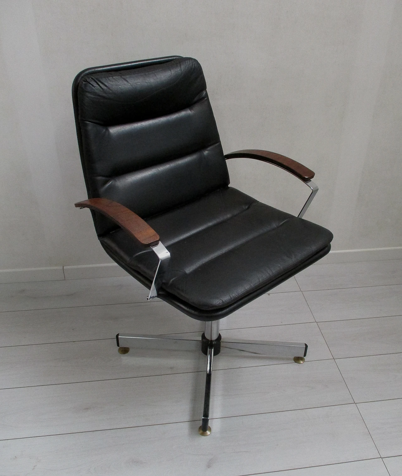 Swivel  office armchair in metal and black leather, 1980s 1