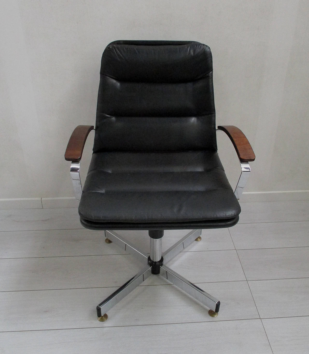 Swivel  office armchair in metal and black leather, 1980s 2