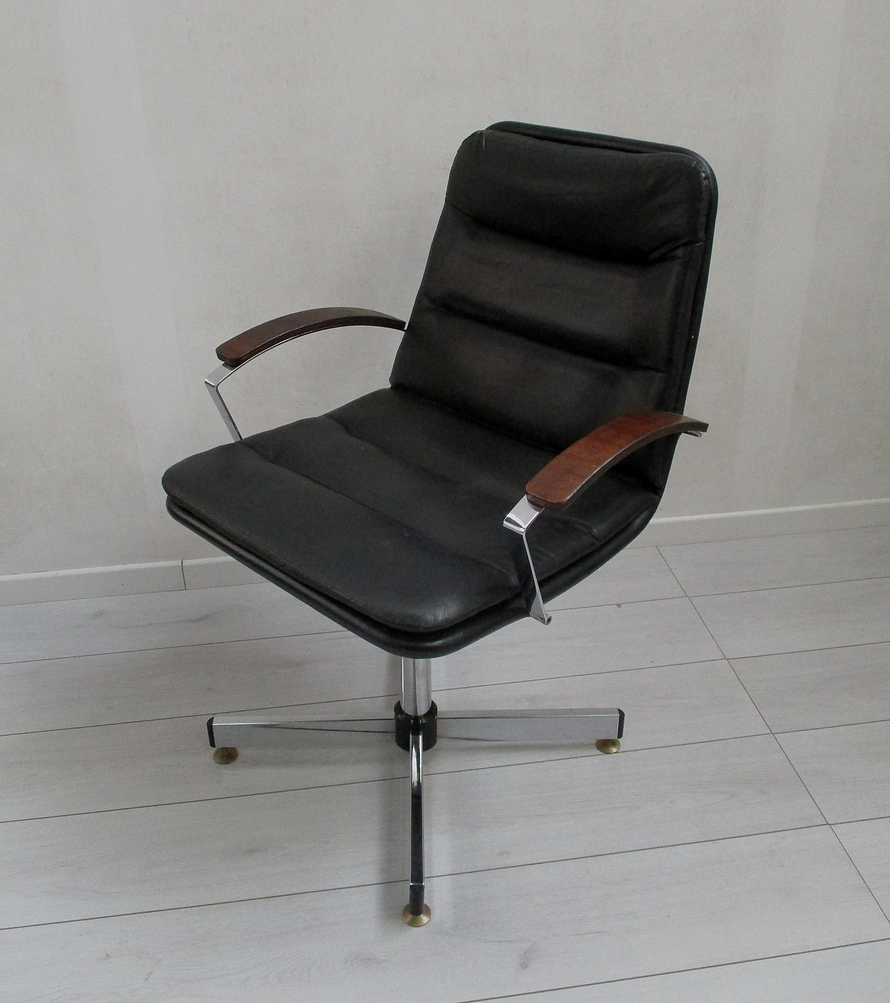 Swivel  office armchair in metal and black leather, 1980s 3