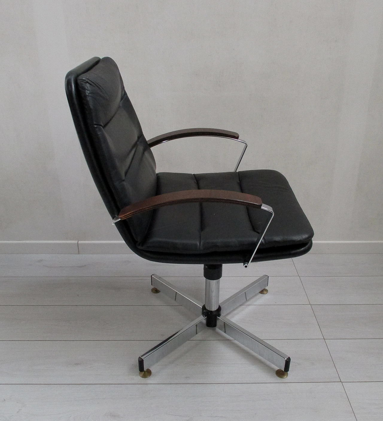 Swivel  office armchair in metal and black leather, 1980s 4