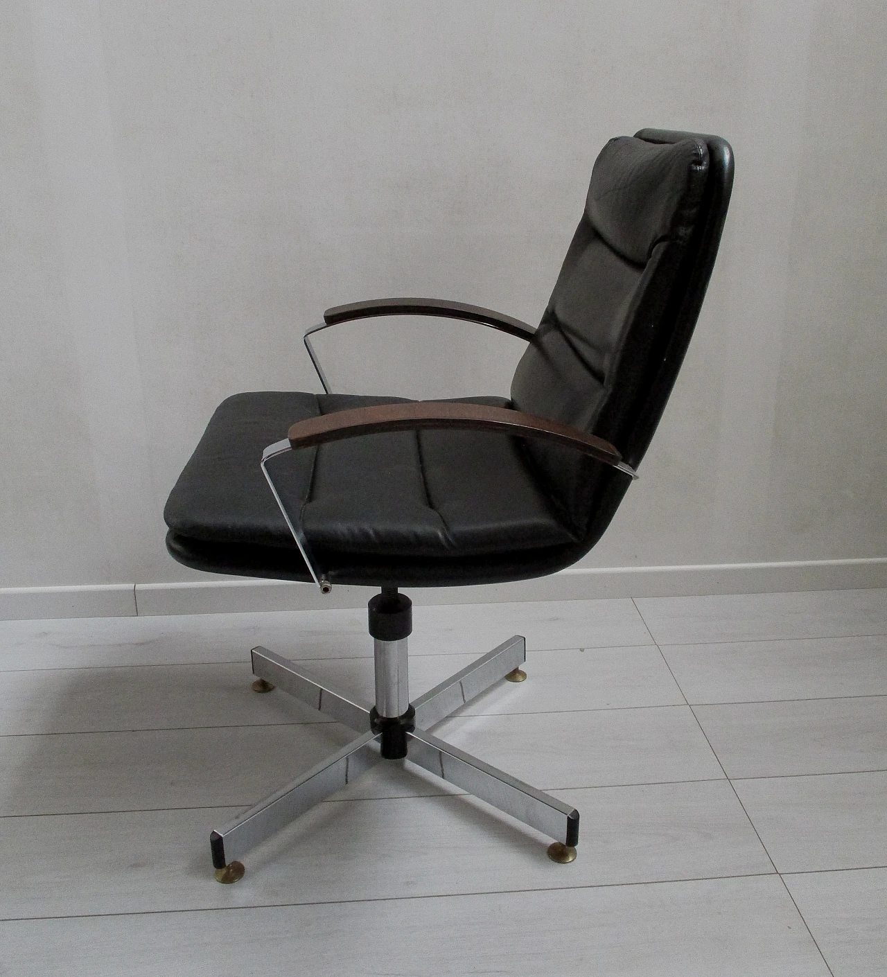 Swivel  office armchair in metal and black leather, 1980s 6