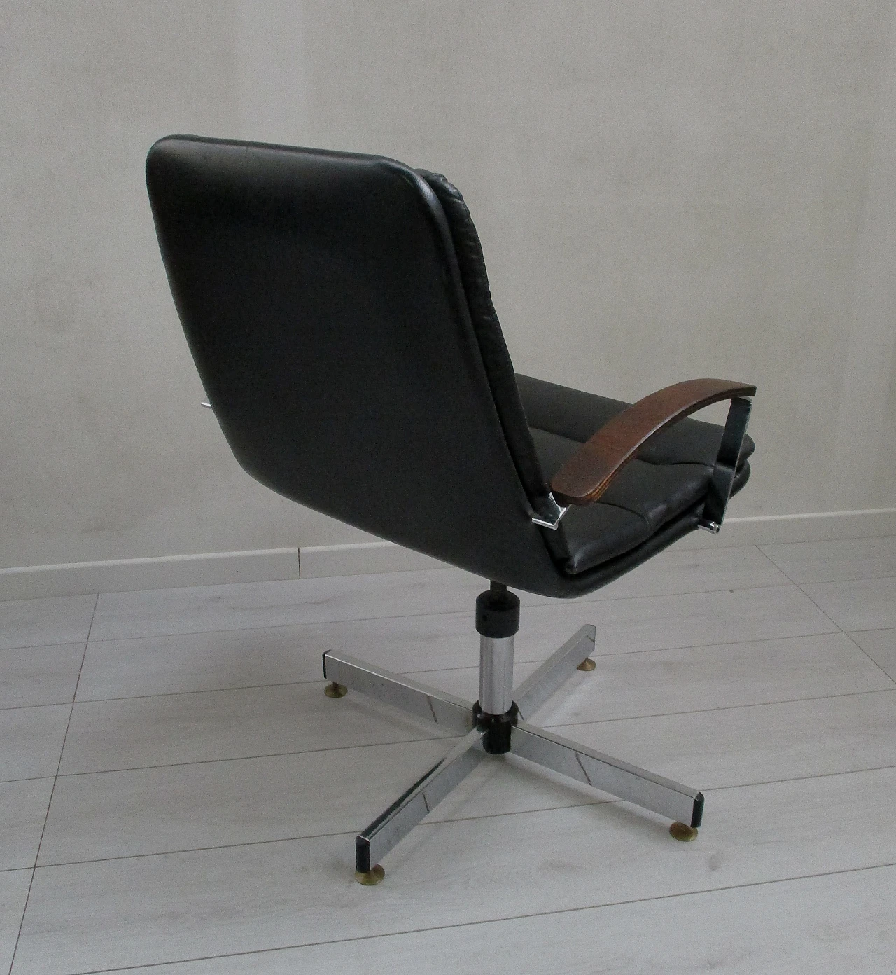 Swivel  office armchair in metal and black leather, 1980s 7