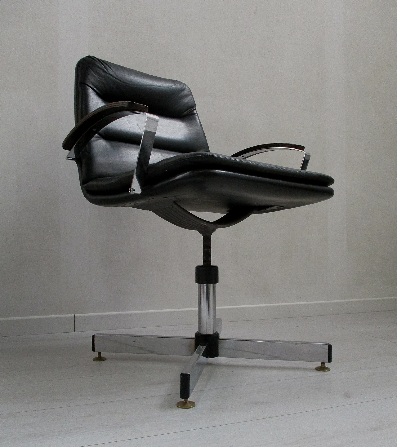 Swivel  office armchair in metal and black leather, 1980s 8