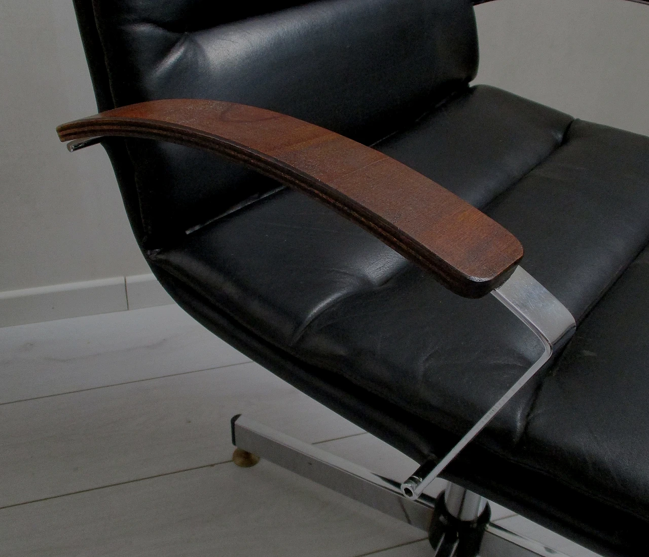 Swivel  office armchair in metal and black leather, 1980s 9