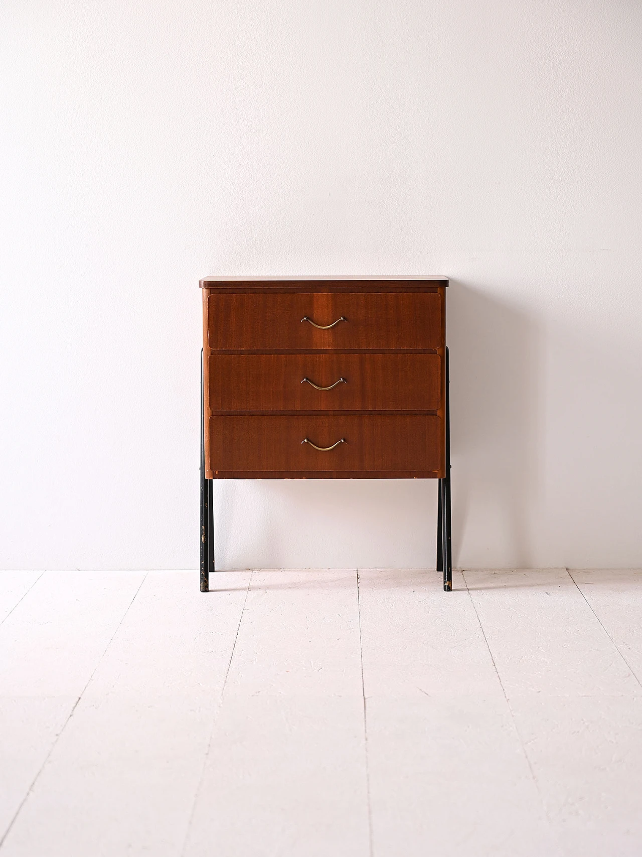 Teak bedside table and black details 2