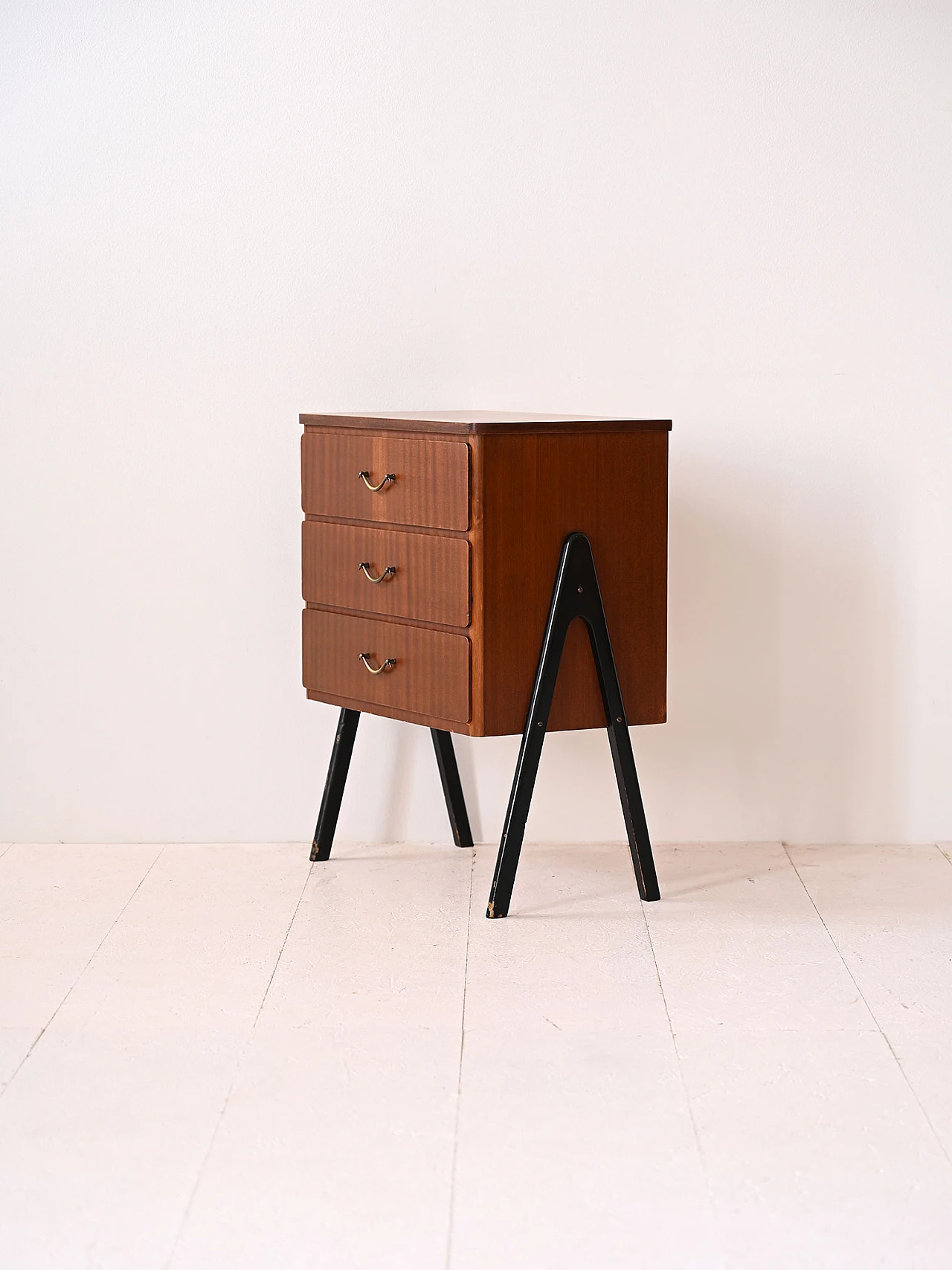 Teak bedside table and black details 4