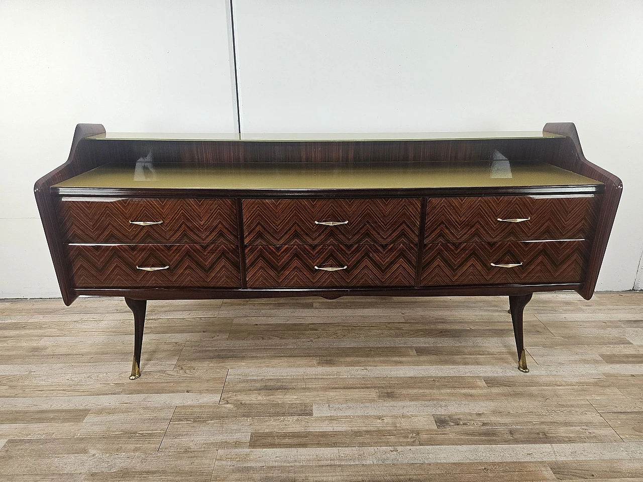 Credenza in mogano con sei cassetti e vetri, anni '50 1