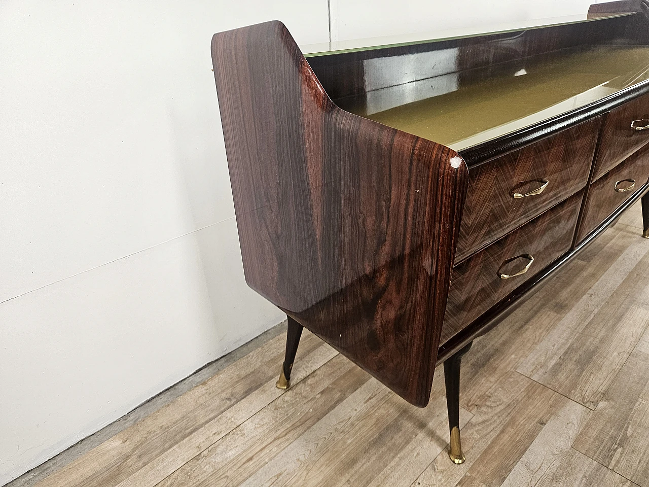 Credenza in mogano con sei cassetti e vetri, anni '50 2