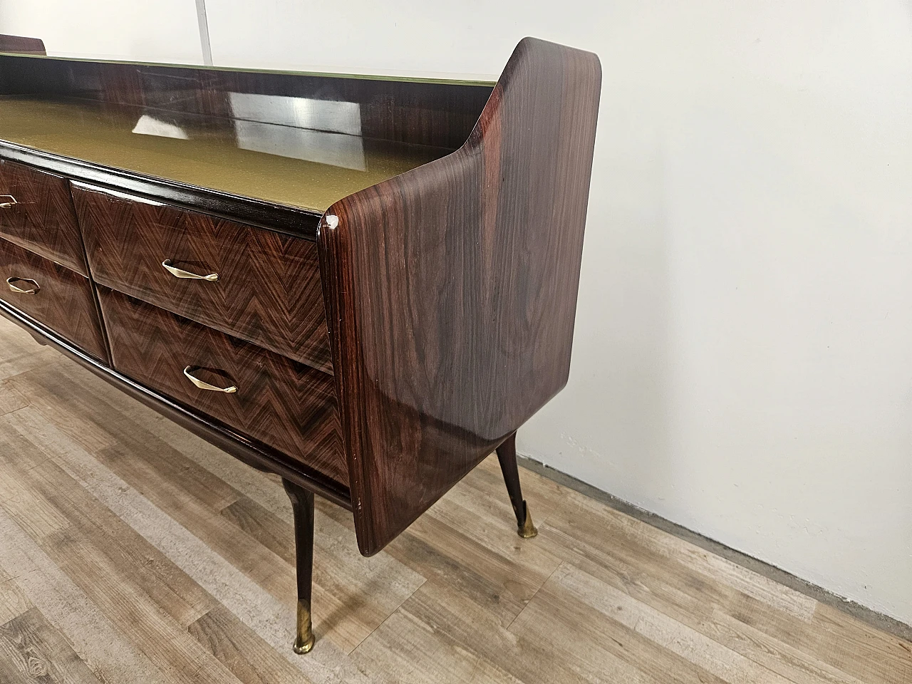 Credenza in mogano con sei cassetti e vetri, anni '50 3