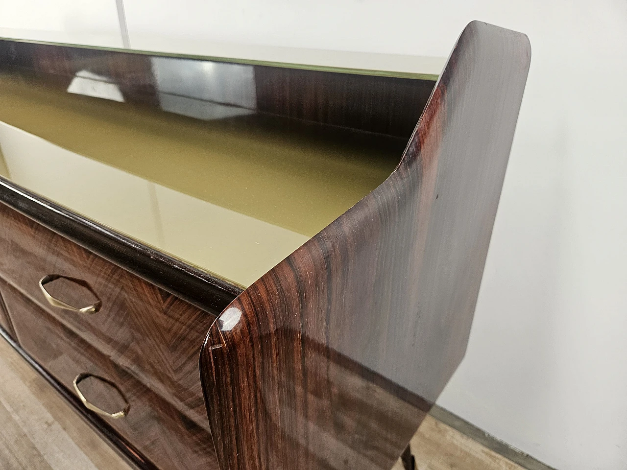 Credenza in mogano con sei cassetti e vetri, anni '50 4