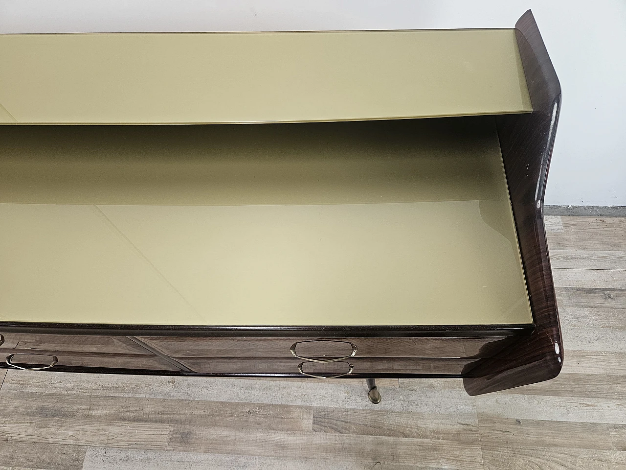 Credenza in mogano con sei cassetti e vetri, anni '50 5