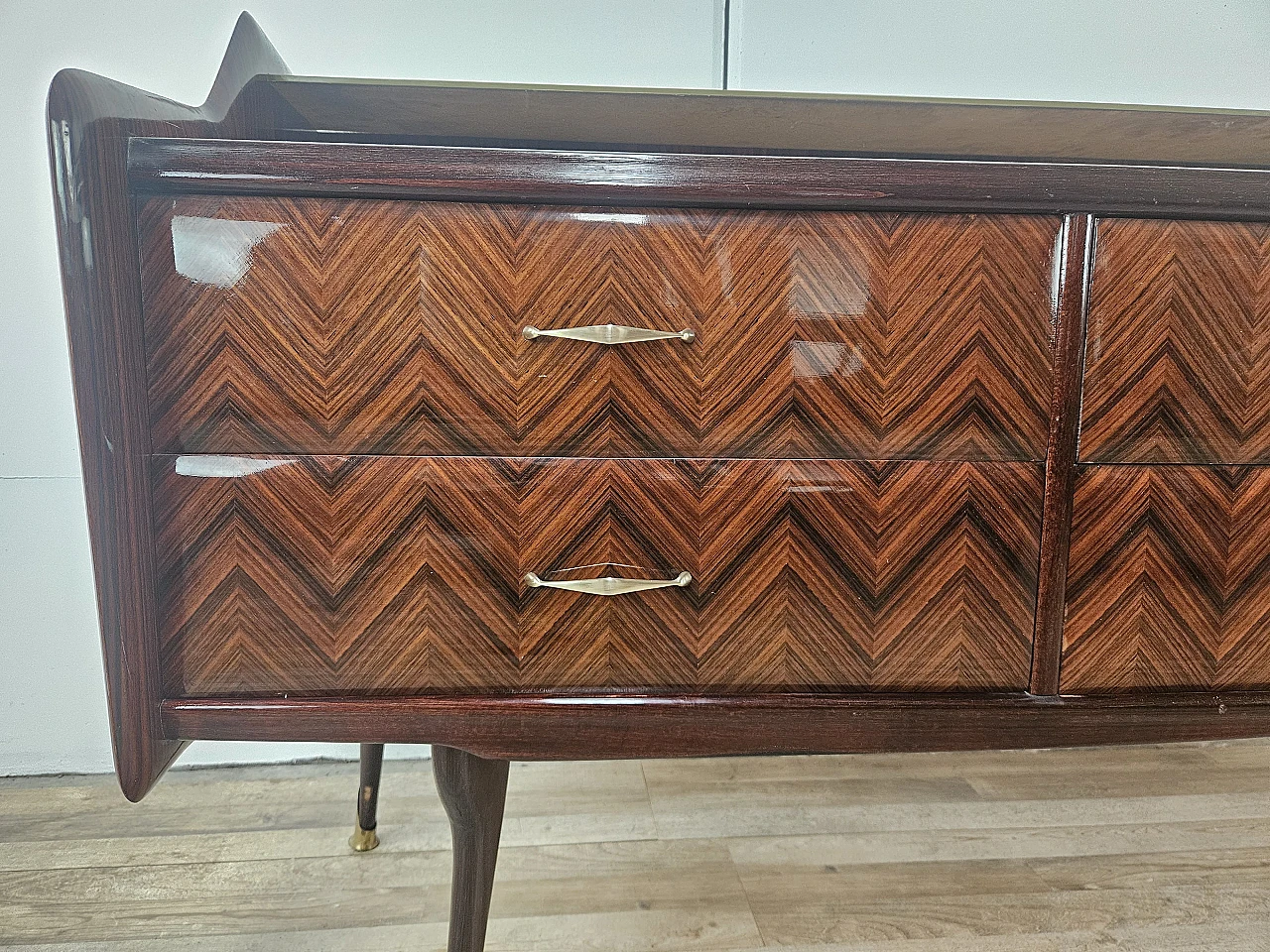 Credenza in mogano con sei cassetti e vetri, anni '50 11