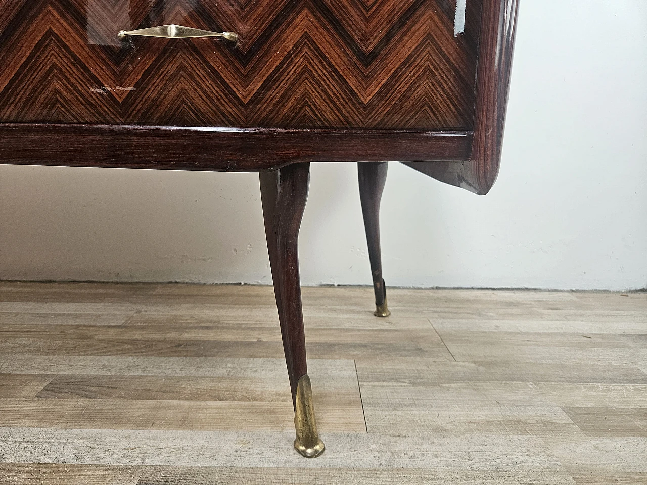 Credenza in mogano con sei cassetti e vetri, anni '50 15