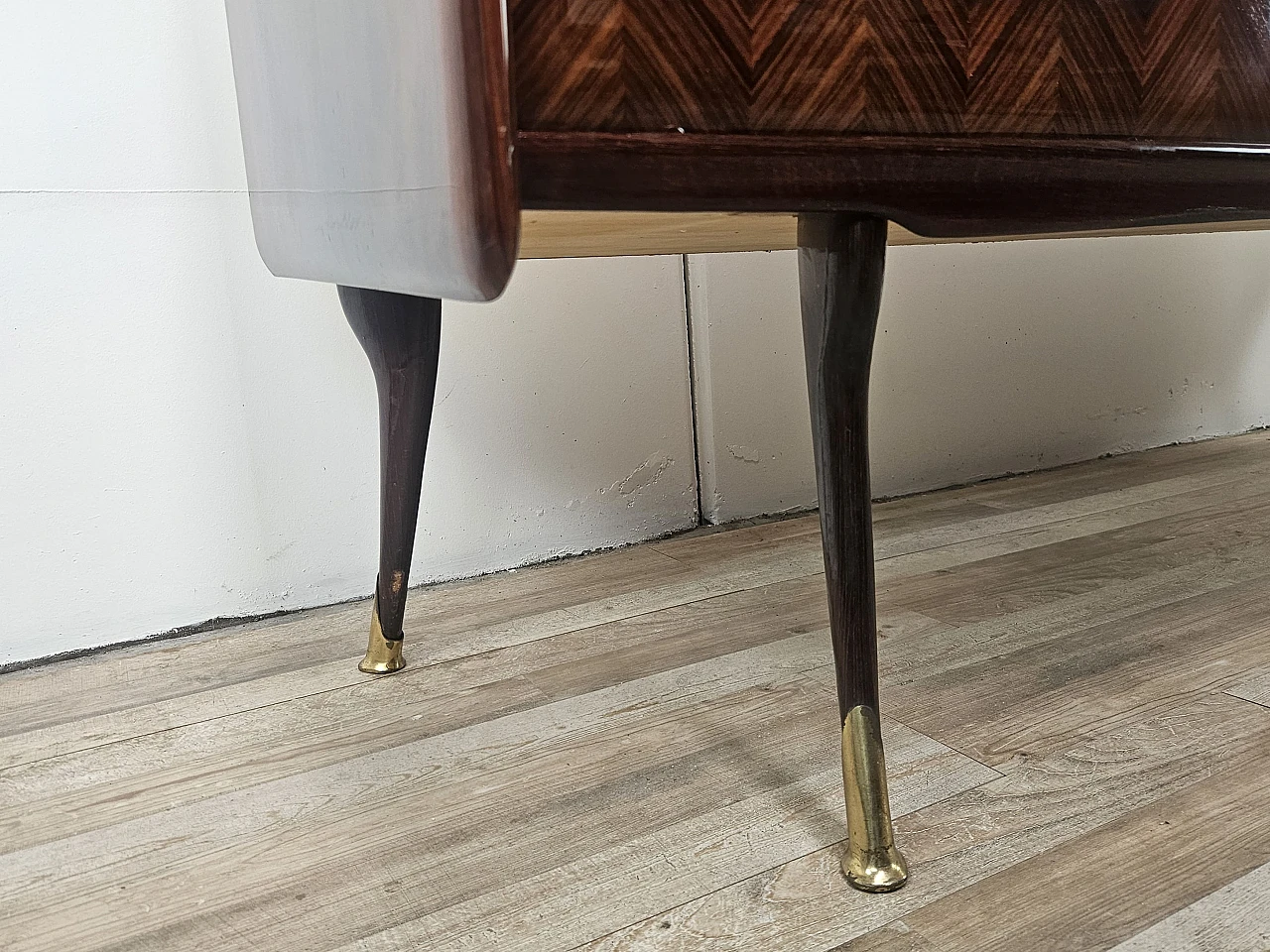 Credenza in mogano con sei cassetti e vetri, anni '50 18