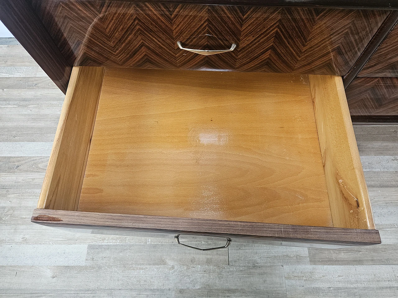 Credenza in mogano con sei cassetti e vetri, anni '50 19