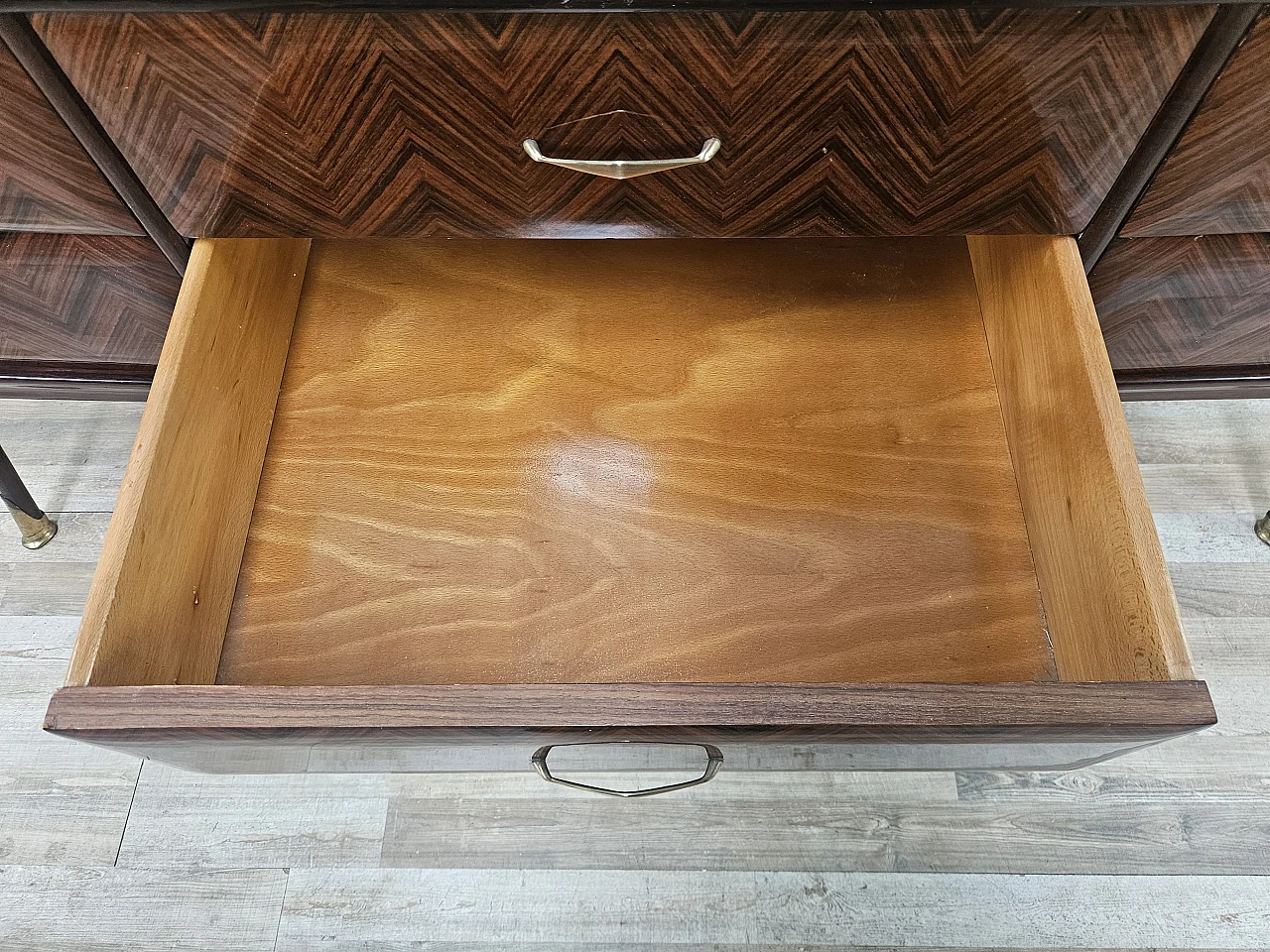 Credenza in mogano con sei cassetti e vetri, anni '50 21