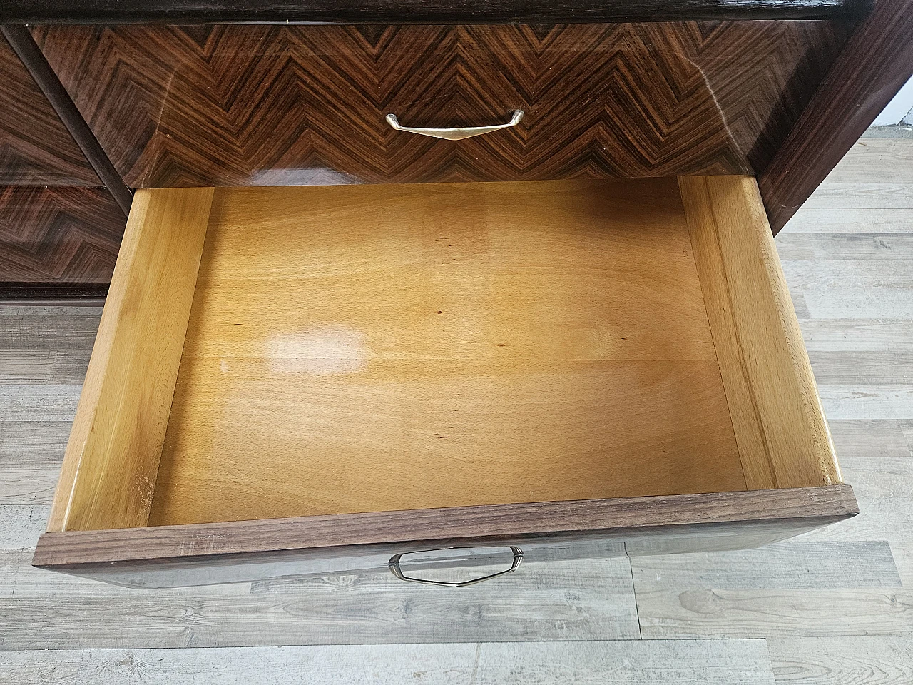 Credenza in mogano con sei cassetti e vetri, anni '50 23