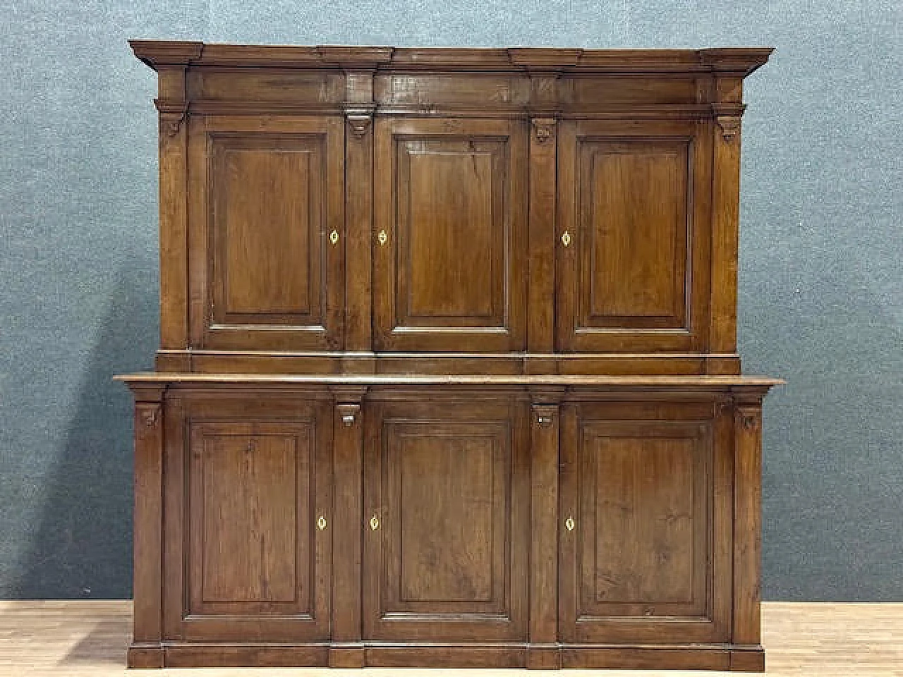 Double boby walnut sideboard, early 19th century 1