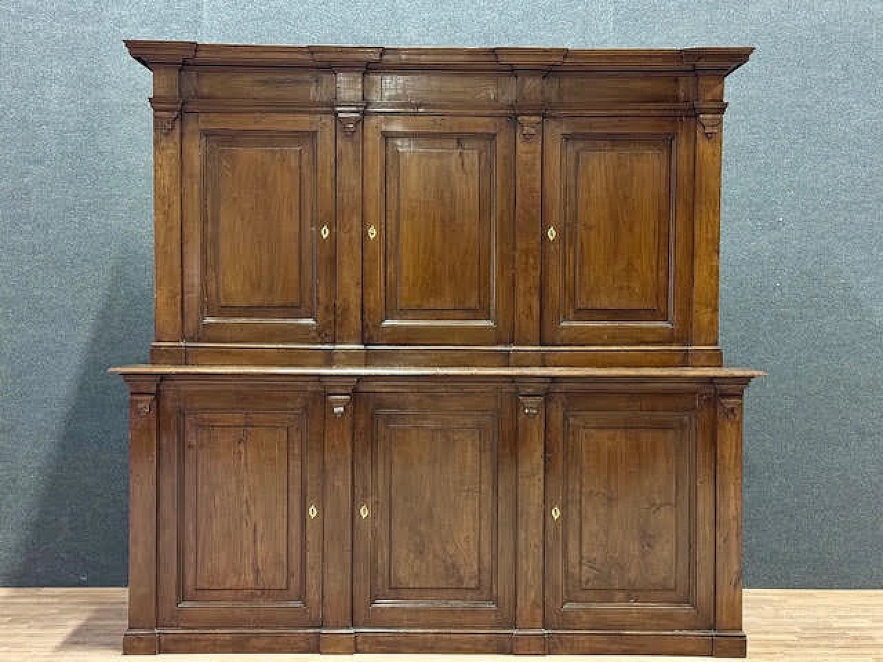 Double boby walnut sideboard, early 19th century 2