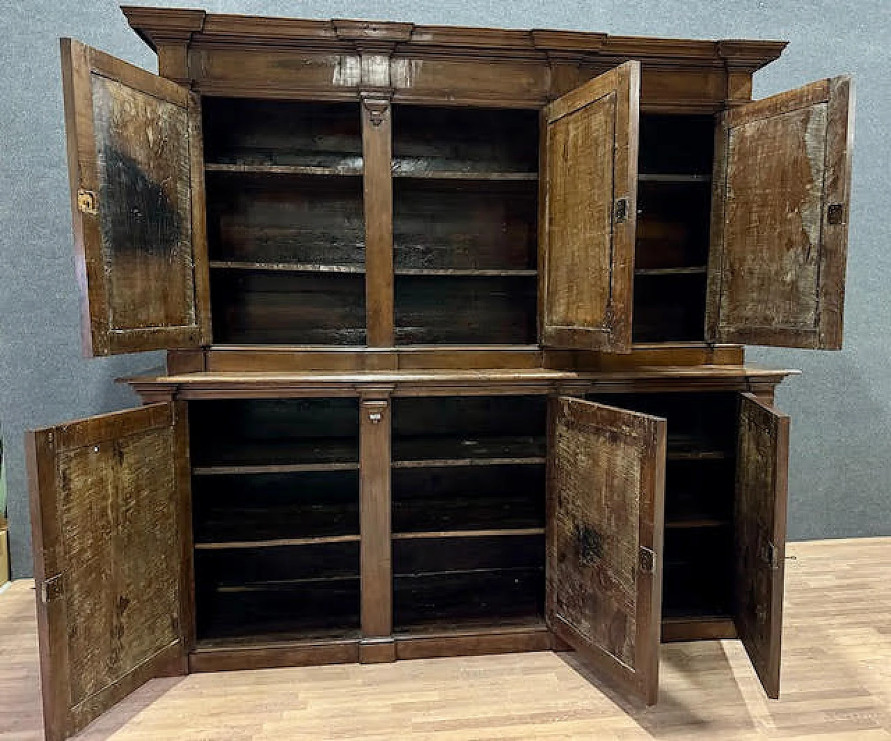 Double boby walnut sideboard, early 19th century 5