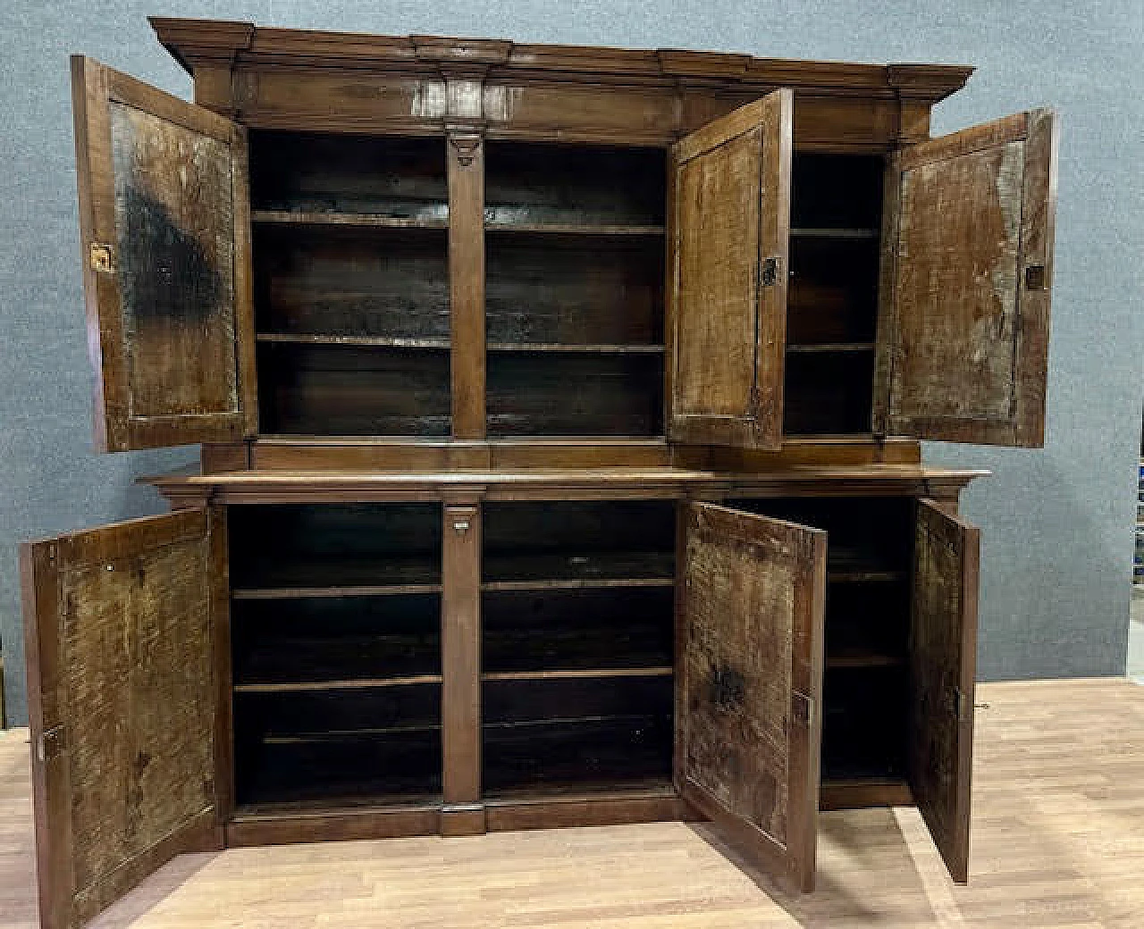 Double boby walnut sideboard, early 19th century 6