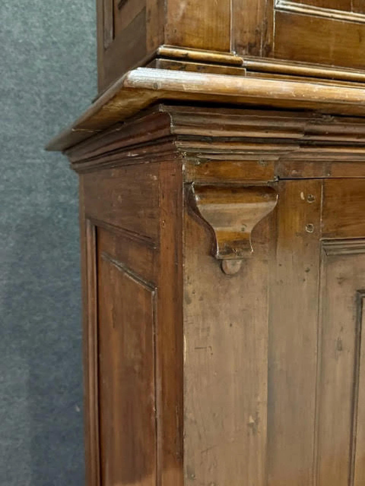 Double boby walnut sideboard, early 19th century 9