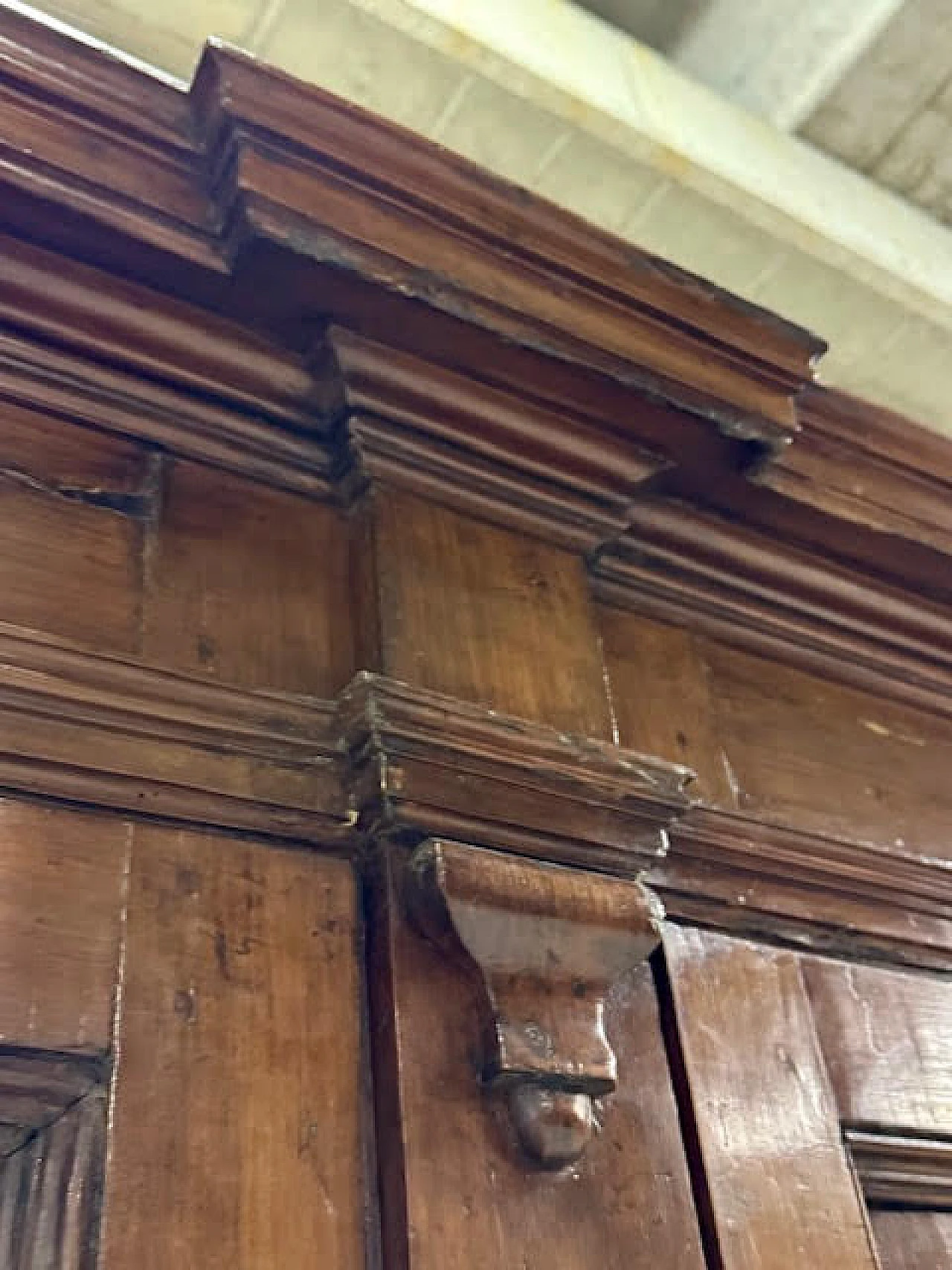 Double boby walnut sideboard, early 19th century 10