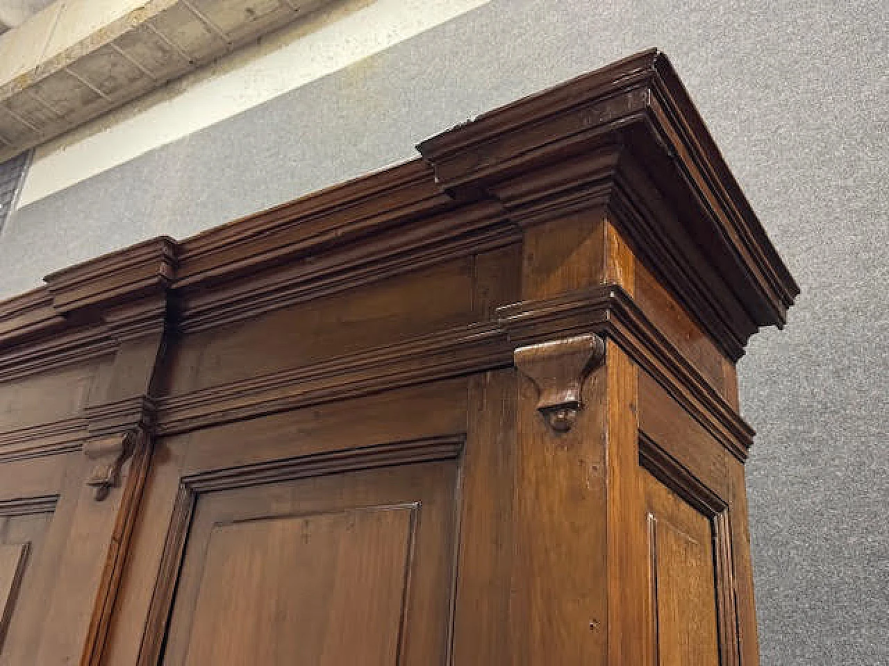 Double boby walnut sideboard, early 19th century 11