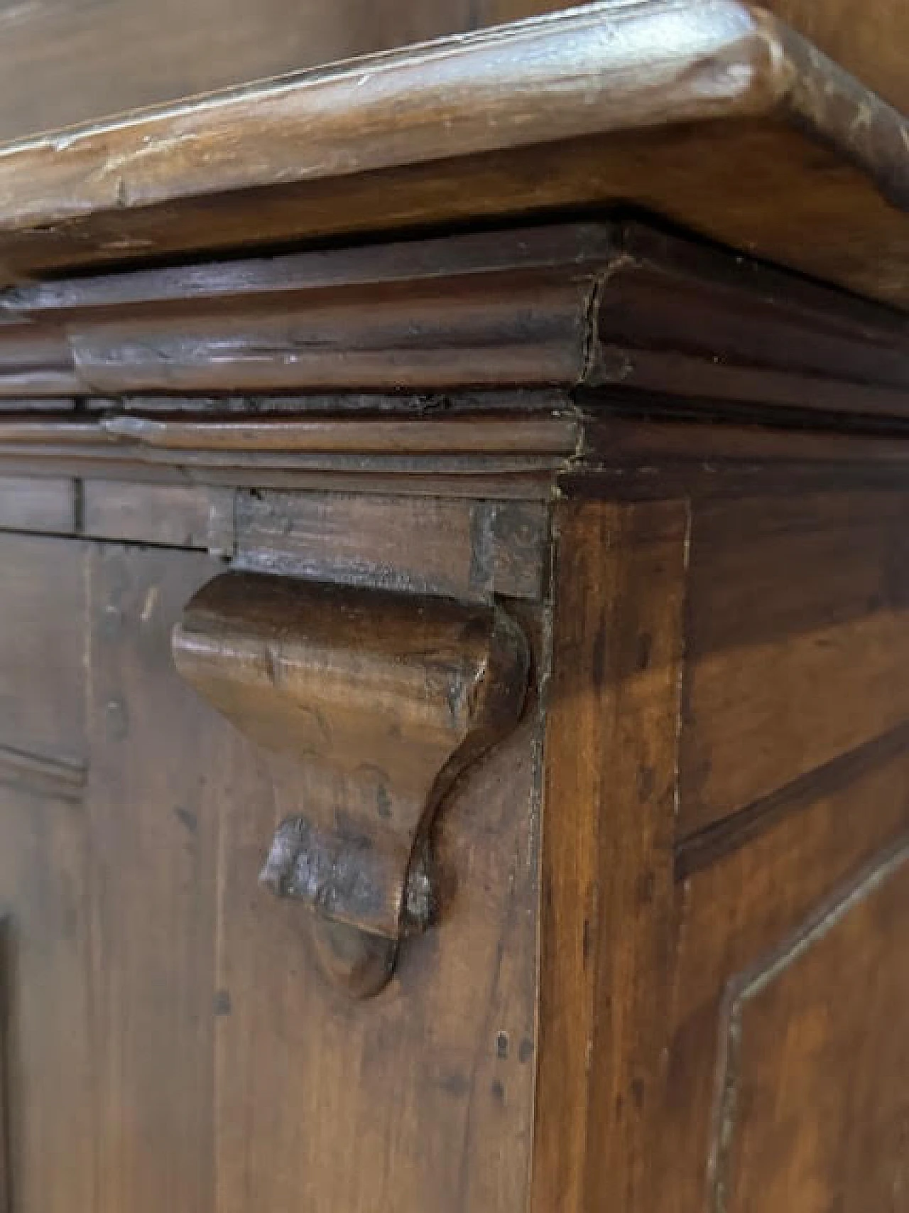 Double boby walnut sideboard, early 19th century 12