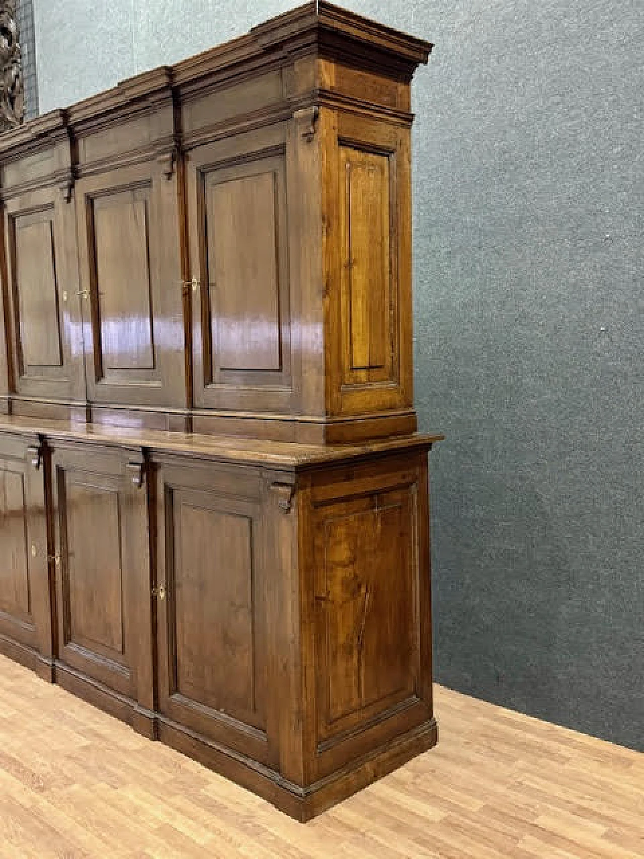 Double boby walnut sideboard, early 19th century 13