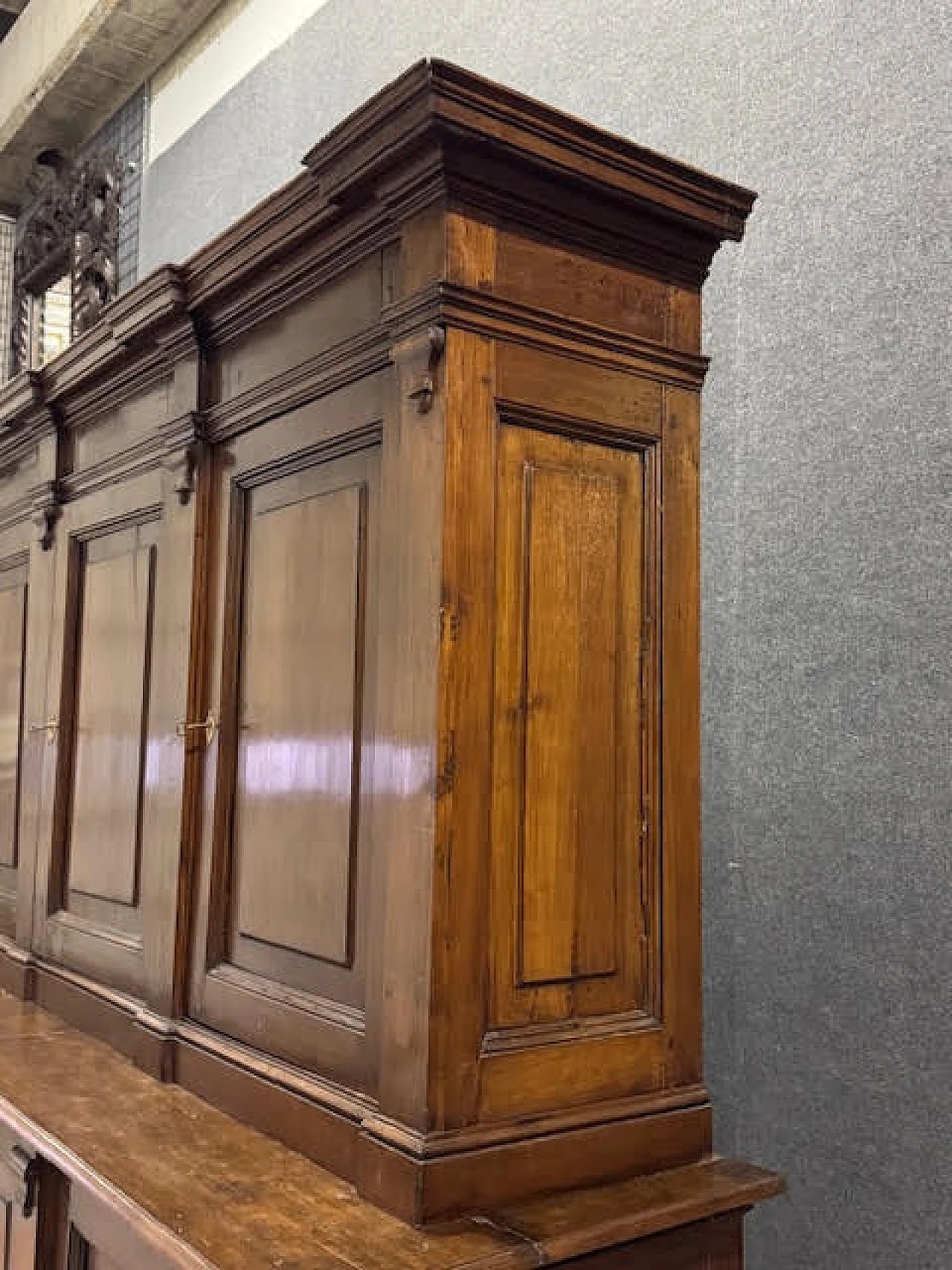 Double boby walnut sideboard, early 19th century 14