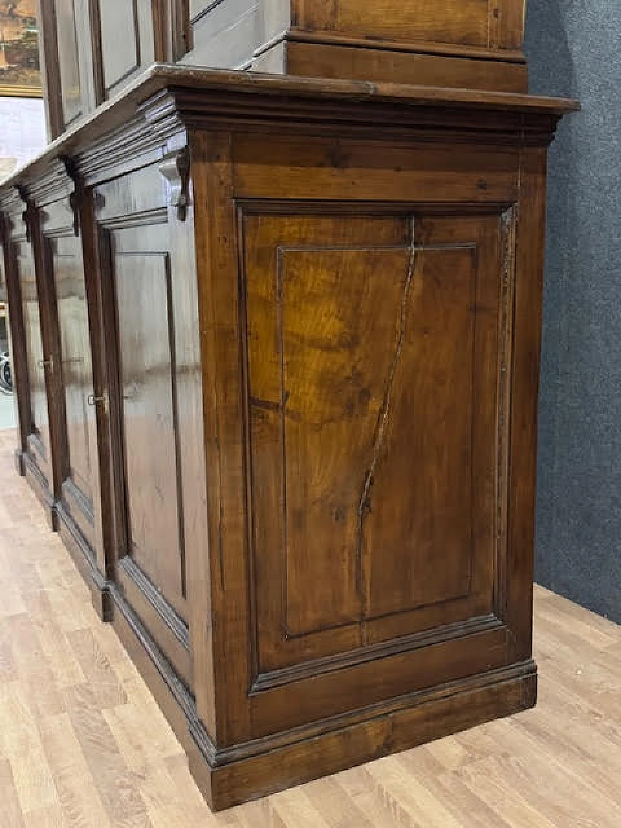 Double boby walnut sideboard, early 19th century 15