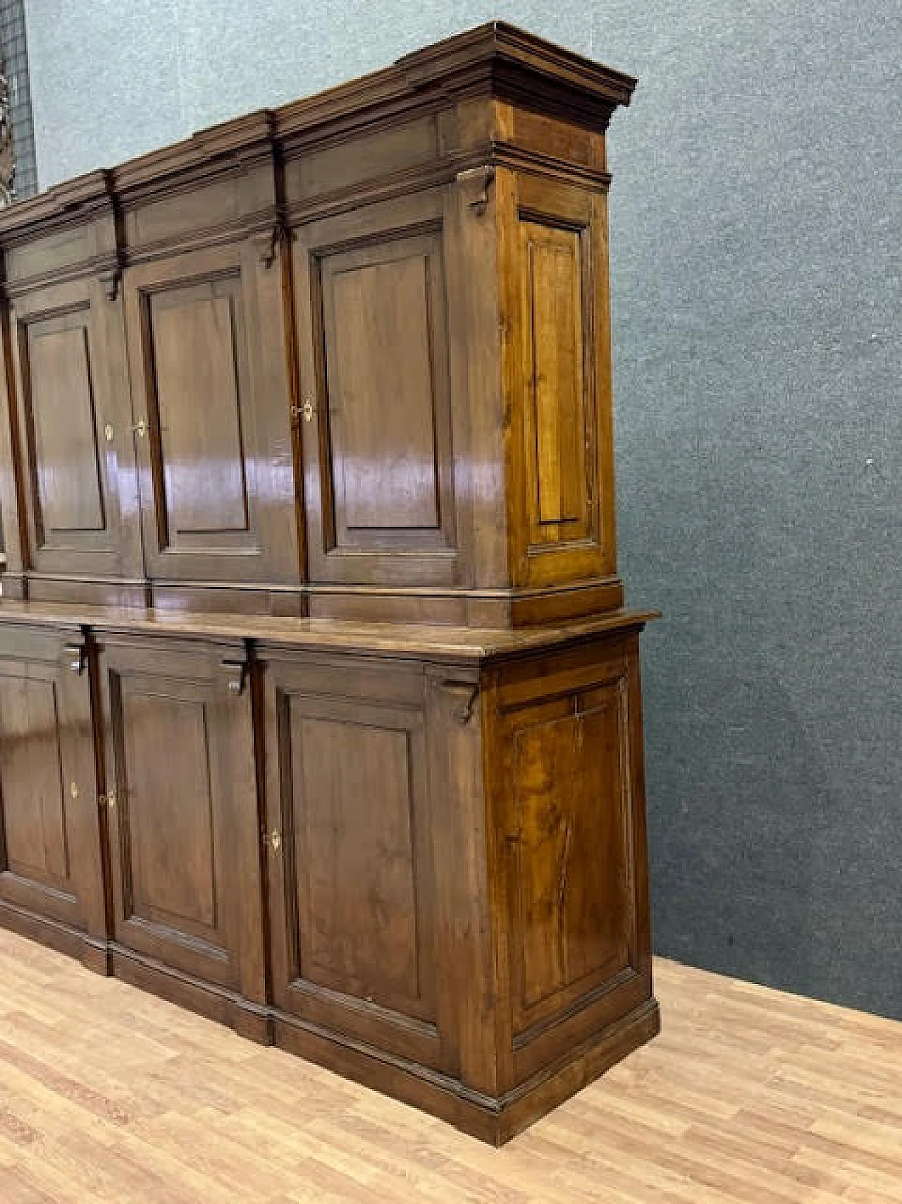 Double boby walnut sideboard, early 19th century 16