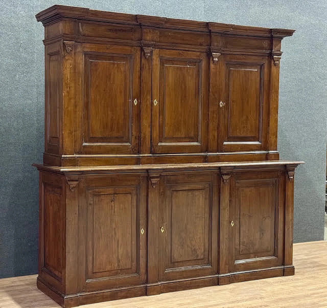 Double boby walnut sideboard, early 19th century 17