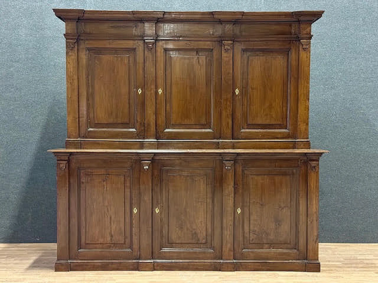 Double boby walnut sideboard, early 19th century 18