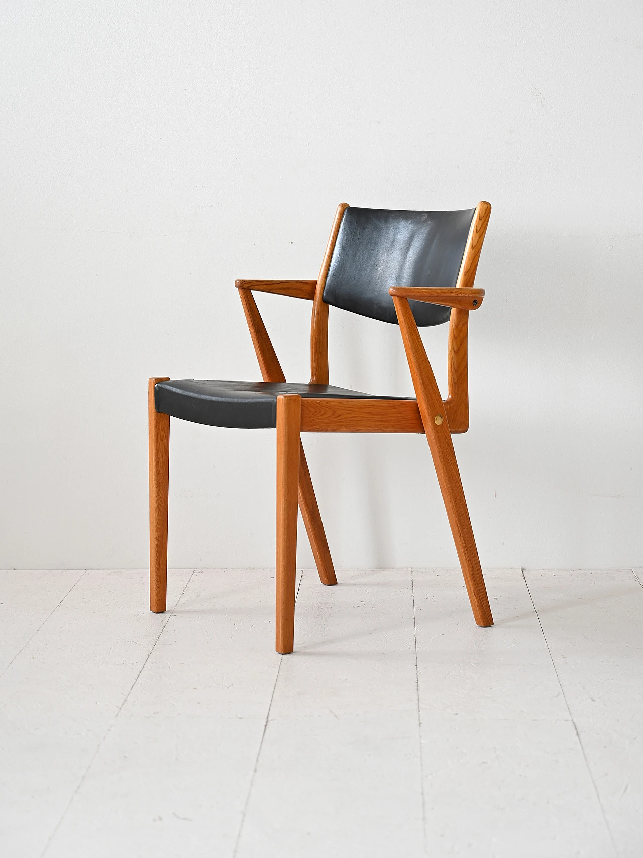 Sedia scandinava in teak e similpelle 1