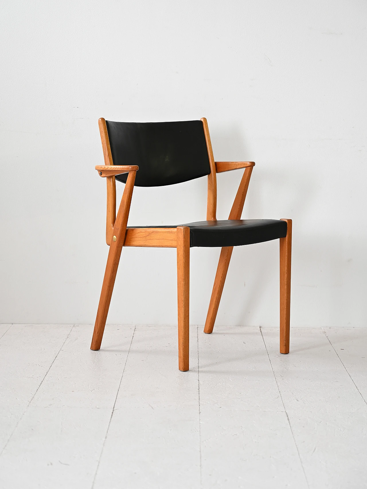 Sedia scandinava in teak e similpelle 2