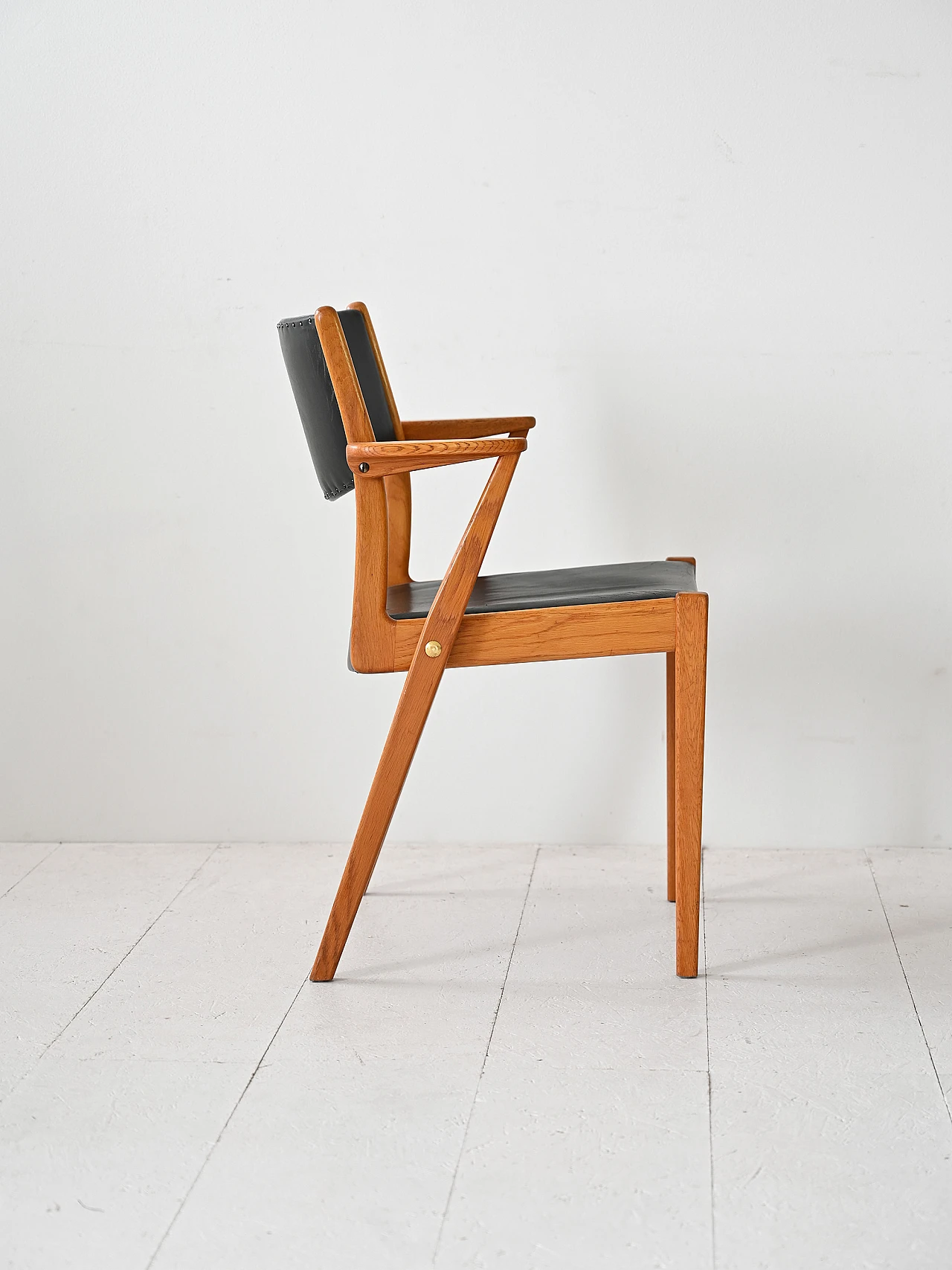 Sedia scandinava in teak e similpelle 3