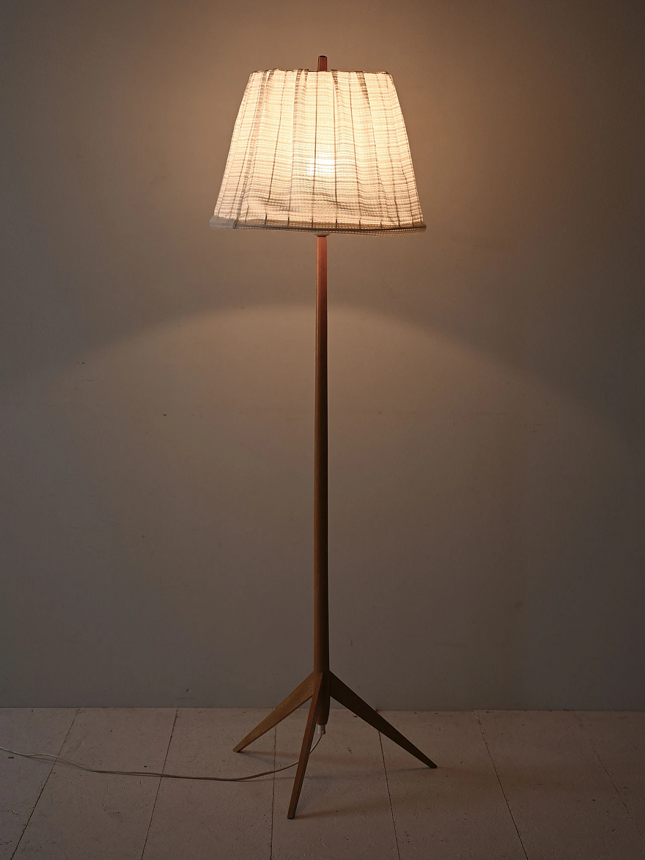 Floor lamp with fabric lampshade 1