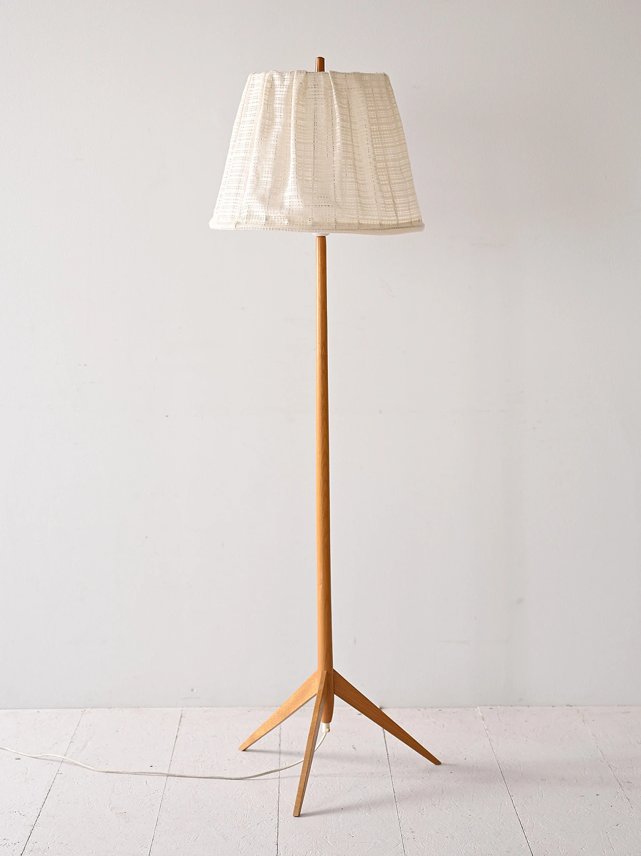 Floor lamp with fabric lampshade 2