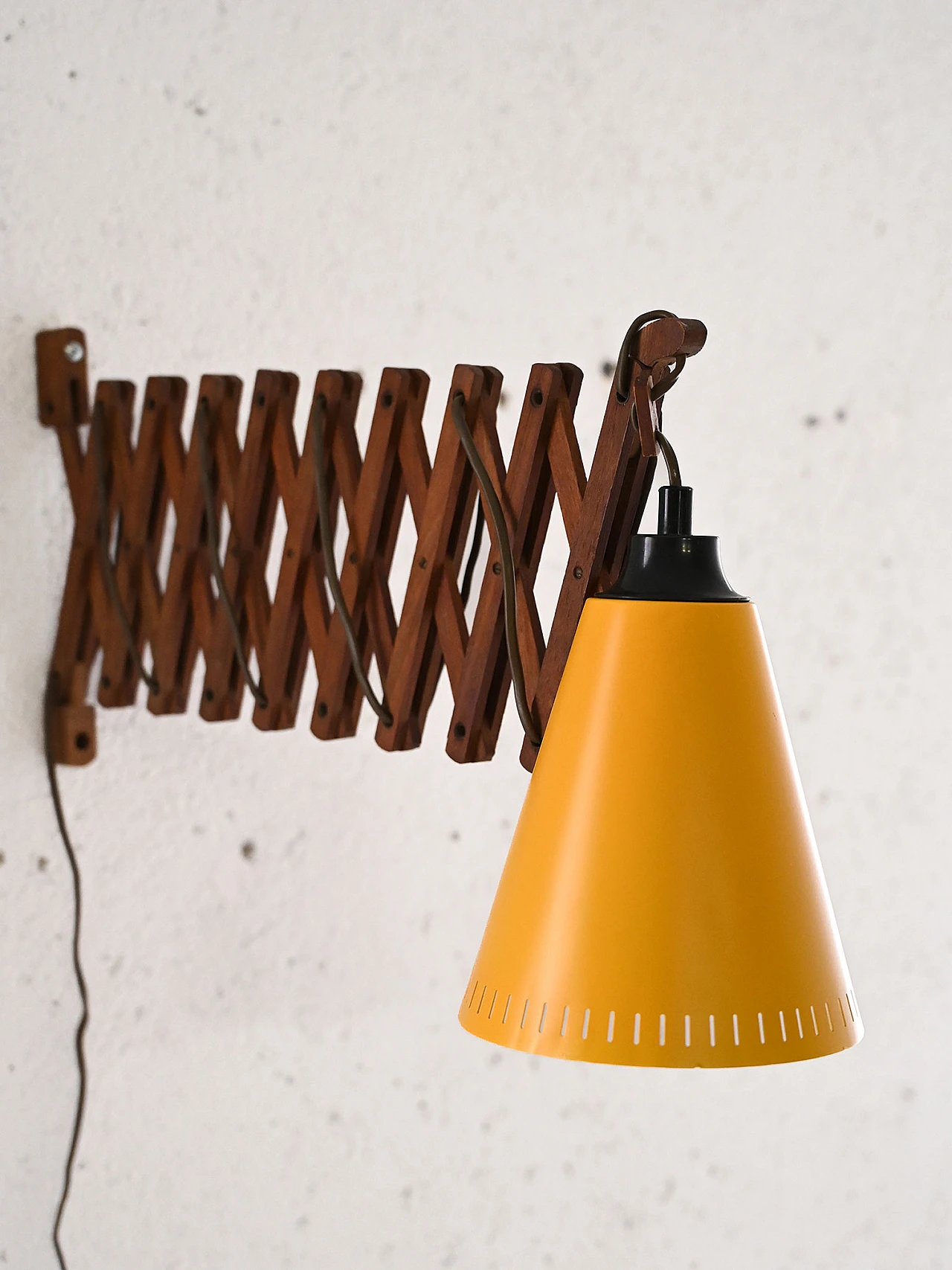 Lamp with extendable arm 3