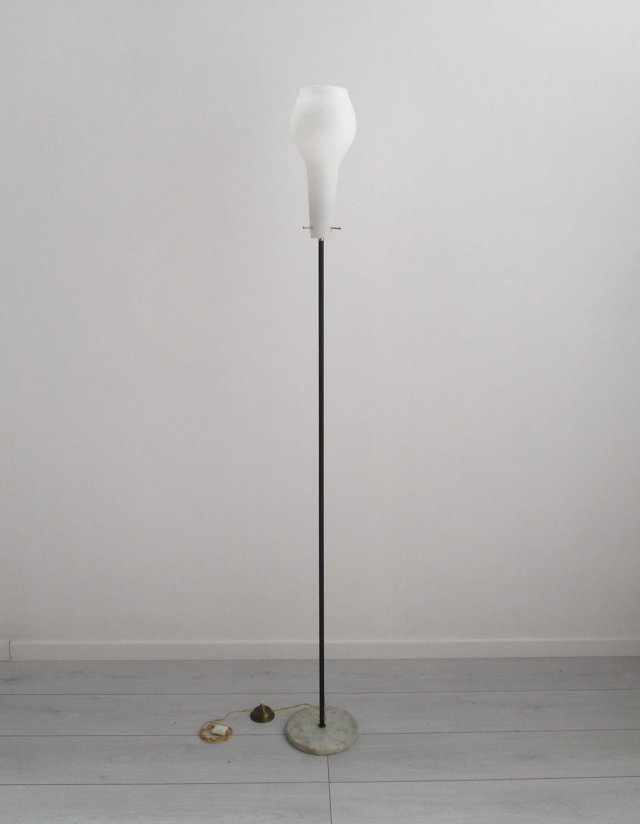 Stilnovo floor lamp in brass and opaline glass, 1950s 1