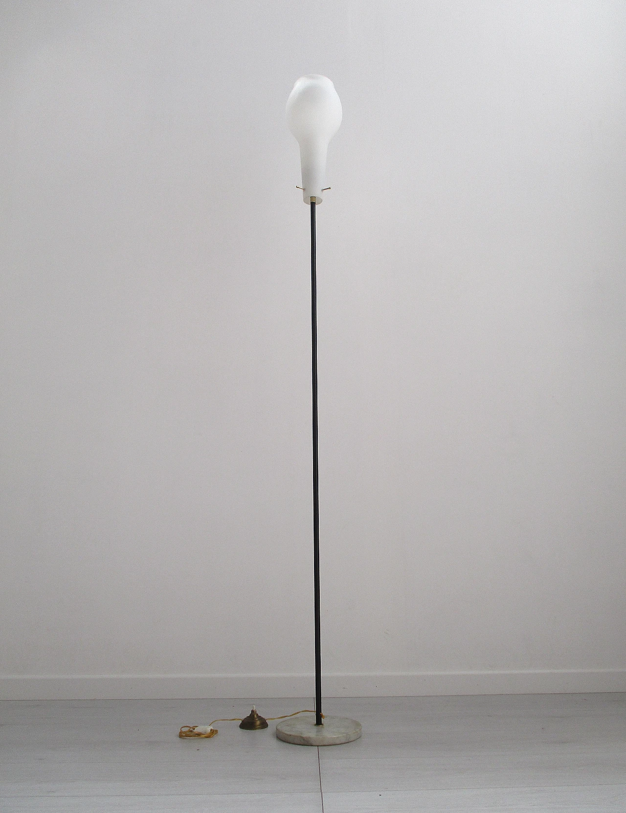 Stilnovo floor lamp in brass and opaline glass, 1950s 2